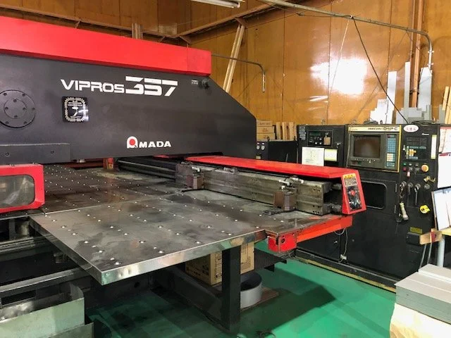 複数のプレスブレーキと加工機が整列する工場設備の全景