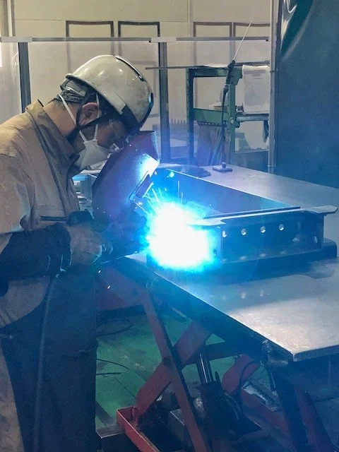 工程管理用の画面と帳票を確認しながら進捗を共有する現場